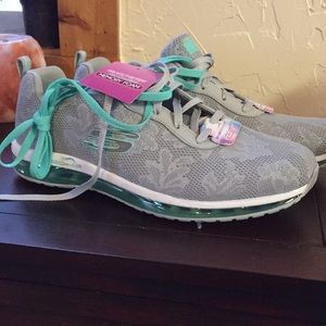 Sketchers memory foam tennis shoe